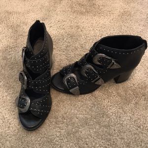 Selling these dressy booties! Never worn :)